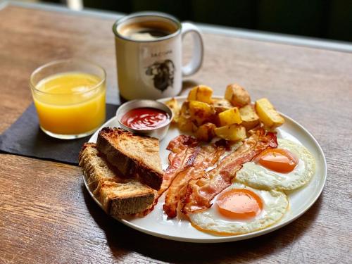 ein Frühstücksteller mit Eiern, Toast und einer Tasse Kaffee in der Unterkunft Hotel San Francesco in Rom