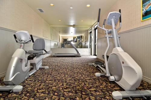 Fitness centrum a/nebo fitness zařízení v ubytování Days Inn by Wyndham Renfrew Conference Centre