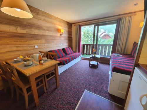 un salon avec un canapé et une table dans l'établissement L'Alpaga, à La Salle Les Alpes