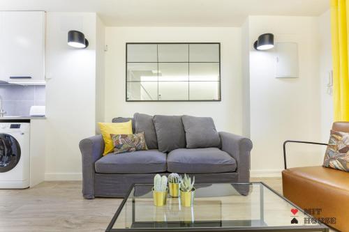 sala de estar con sofá y mesa de cristal en MIT House Retiro V en Madrid, en Madrid