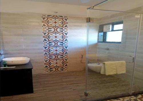 Phòng tắm tại Vraksh by Aranyak