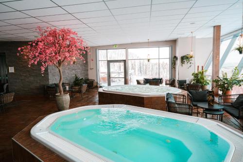 a large jacuzzi tub in a room at Hotell Hallstaberget in Sollefteå