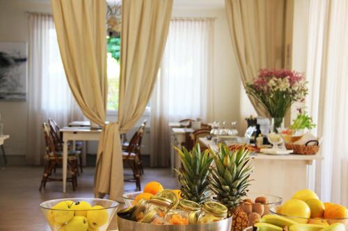 un tavolo con ciotole di frutta in cucina di Hotel Bijou a Forte dei Marmi