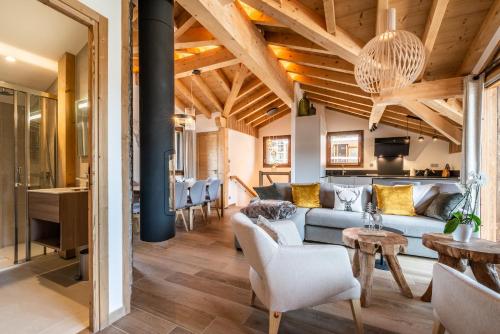 un salon avec un canapé bleu et une table dans l'établissement Apartment Lizay Morzine - by EMERALD STAY, à Morzine