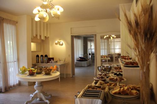 una stanza con buffet di cibo su un tavolo di Hotel Bijou a Forte dei Marmi
