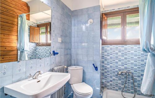 Ένα μπάνιο στο Nice Home In Tocon With Wifi