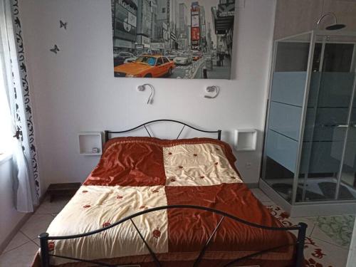 1 dormitorio con 1 cama con una foto en la pared en appartement de 70m2 tout équipé, en Hargarten-aux-Mines