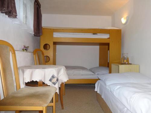 スヴォボダ・ナト・ウーポウにあるApartmán - Dagmarのベッドルーム1室(ベッド2台、二段ベッド1組付)