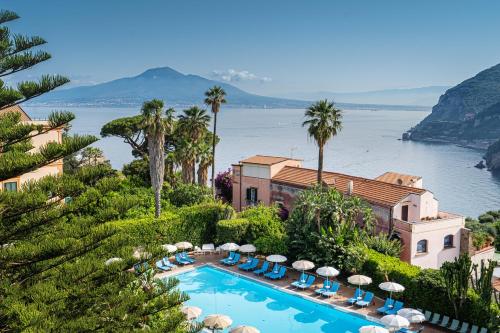 un complejo con piscina y vistas al agua en Aequa Hotel, en Vico Equense