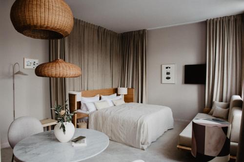 ein Hotelzimmer mit einem Bett und einem Tisch in der Unterkunft Hotel Schloss Teutschenthal in Teutschenthal