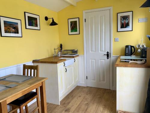 Kjøkken eller kjøkkenkrok på Bluebell Shepherds Hut with Hot Tub