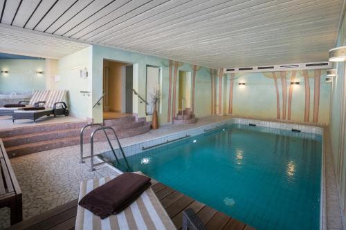 a large swimming pool in a building with a pool at Hotel Garni Fürst von Waldeck in Willingen