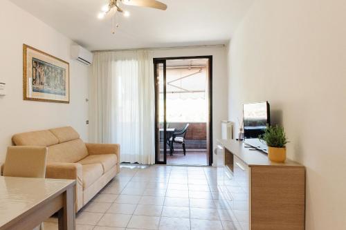 un soggiorno con divano e tavolo di Appartamento Afrodite a Desenzano del Garda