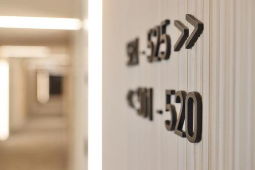 a close up of a door with numbers on it at PINEA Apartments Pobierowo z niesamowitym widokiem na morze oraz jacuzzi w wybranych apartamentach in Pobierowo