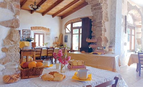een kamer met een tafel met brood en manden met eten bij Agriturismo Gragonti, Arbus Costa Verde in Arbus