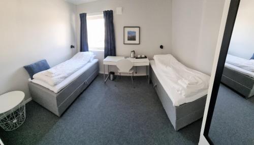 En eller flere senge i et værelse på Lofoten Overnatting - Leknes