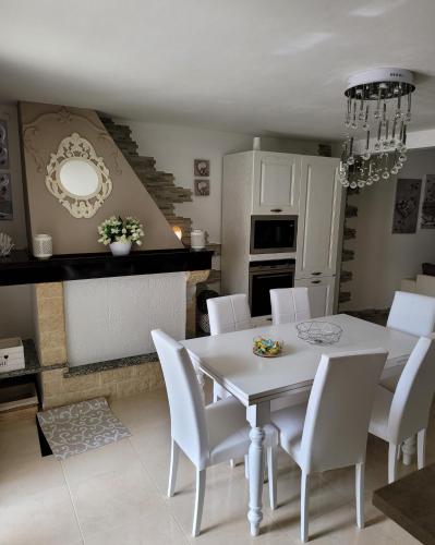 GibaにあるLa Casa Delle Rose 1の白いテーブルと白い椅子のあるダイニングルーム