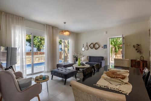 אזור ישיבה ב-Azure Beach Villas