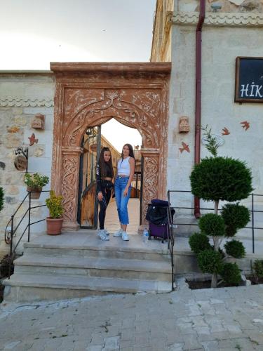 due donne in piedi sulla soglia di un edificio di Hikmet's House ad Avanos