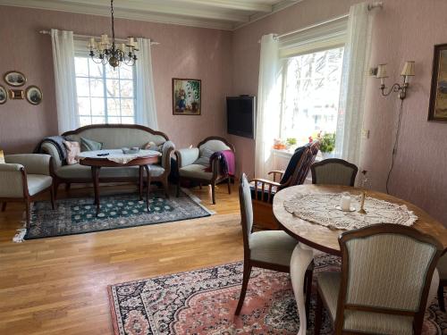 sala de estar con mesa y sillas en Sjarmerende hus med veldig stort uteareal. en Brekstad
