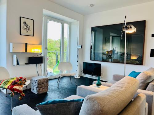 sala de estar con sofá y TV en Haus Zudar / Prora, en Binz