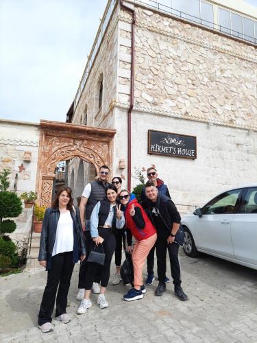 un gruppo di persone in piedi davanti a un edificio di Hikmet's House ad Avanos