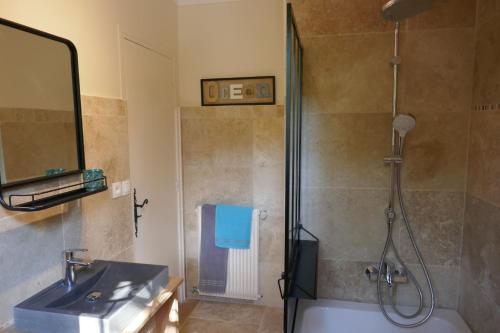 une salle de bain avec douche et lavabo dans l'établissement Villa Retour de Plage, à Anthéor