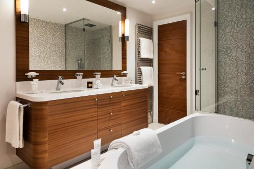 Ванная комната в Hôtel Barrière Le Normandy