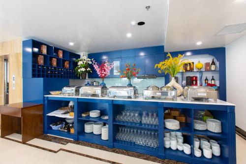 un mostrador azul con platos en él en SALA HOTEL MÓNG CÁI, en Móng Cái