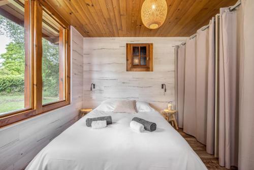 Un pat sau paturi într-o cameră la Maison typique landaise
