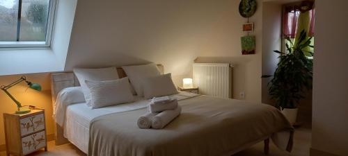 un dormitorio con una cama con dos animales de peluche en Aux penates de Toni Beauval, en Céré-la-Ronde