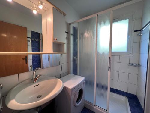 une salle de bain avec un lavabo et une machine à laver dans l'établissement Crepuscule 3 - Appartement proche pistes de ski et village, à La Clusaz