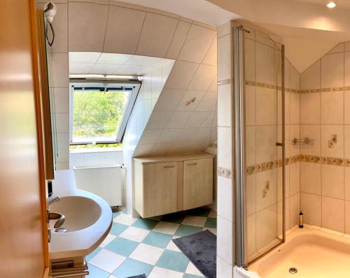 Phòng tắm tại Helles, ruhiges, neues Quartier, Herkules Blick