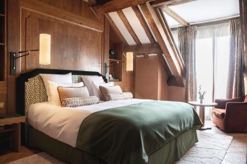 Un pat sau paturi într-o cameră la Relais Bernard Loiseau