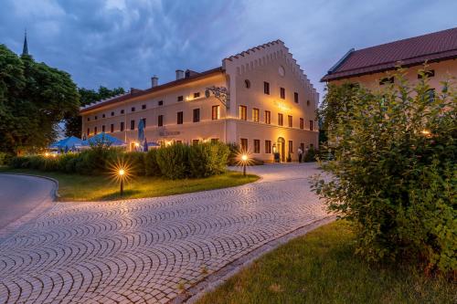 un edificio con luci sul lato di una strada di LANDHOTEL ALTE ZOLLSTATION- Historical Building a Pittenhart