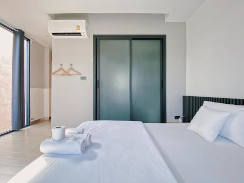 Posteľ alebo postele v izbe v ubytovaní Hlangkha Hostel - หลังคา โฮสเทล