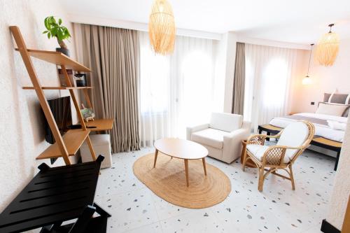 sala de estar con sofá y mesa en una habitación en ELYSIUM GARDEN HOTEL, en Bozyazı