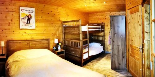 - une chambre avec 2 lits superposés dans une cabane en rondins dans l'établissement Chalet Hestia - CHALET 4 - 16 PERSONNES 280M² MAE-9284, au Corbier