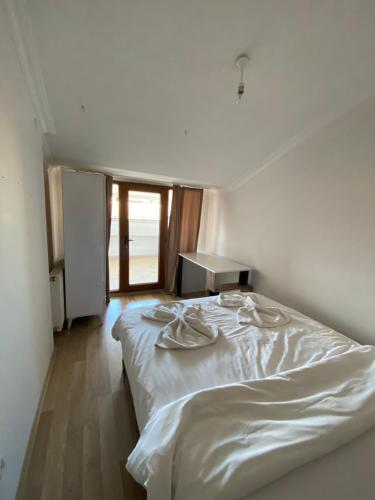 uma cama branca num quarto com uma janela em 4+1 DUBLEX LUX FLAT IN SULTAN SELIM em Istambul