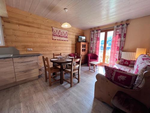 une cuisine et une salle à manger avec une table et des chaises dans l'établissement Crepuscule 4 - Appartement proche pistes de ski et village, à La Clusaz