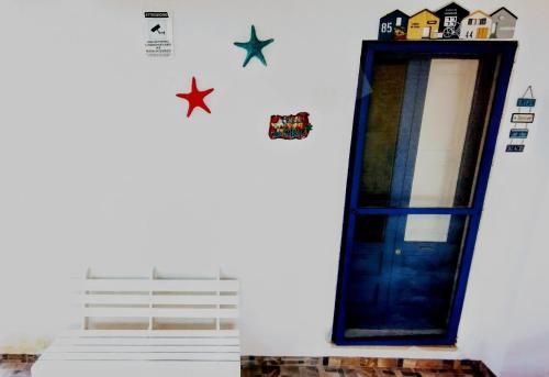 Una puerta azul en una pared con estrellas. en Trullo Don Gabriel, en Alliste