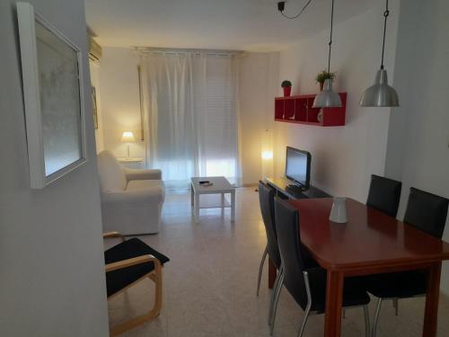 een woonkamer met een tafel en een eetkamer bij La Rambleta in L'Ametlla de Mar