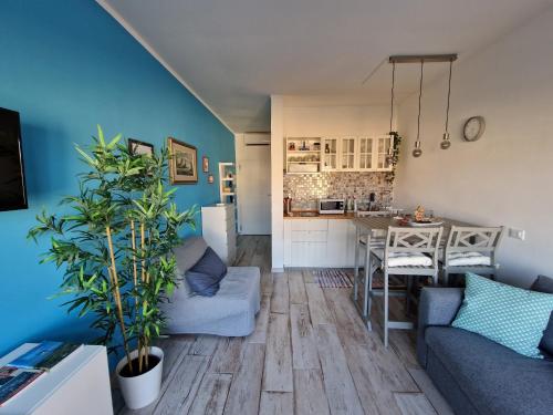 - un salon avec un canapé et une table dans l'établissement Casa Marina - Monolocale vista mare, à Follonica
