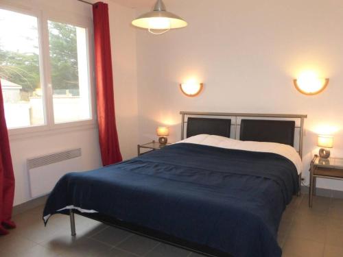 - une chambre avec un lit et 2 fenêtres avec des rideaux rouges dans l'établissement Maison de vacances 3 chambres près mer, jardin, terrasse, wifi, calme, 6 couchages - Bretignolles - FR-1-224A-19, à Bretignolles-sur-Mer