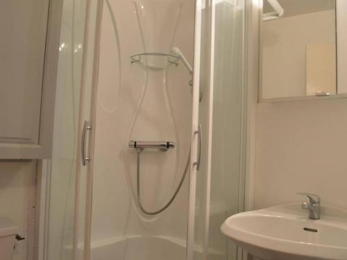 Bathroom sa Appartement Sainte-Maxime, 1 pièce, 4 personnes - FR-1-226-294