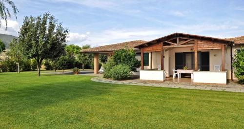 une maison avec une table dans une cour dans l'établissement Agriturismo Bocci, à Castiglione della Pescaia