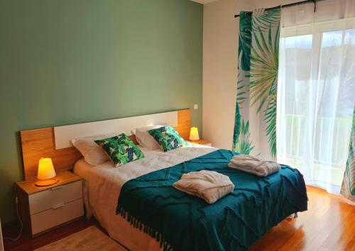 的住宿－Paraiso Do Gabriel，一间卧室配有一张床,上面有两条毛巾