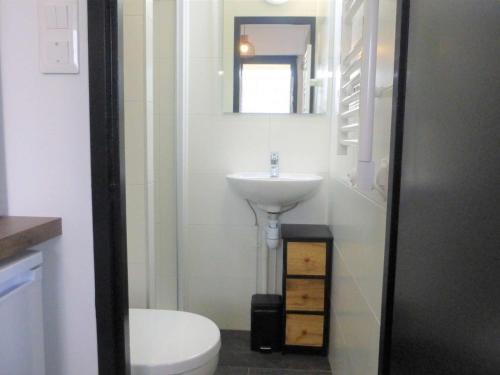 a bathroom with a white toilet and a sink at Appartement 2 pièces, 3 couchages, piscine chauffée, proche plage et commerces à Bretignolles-sur-Mer - FR-1-224A-45 in Brétignolles-sur-Mer