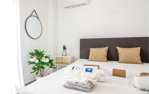 Kama o mga kama sa kuwarto sa Amazing Apartment In Santa Pola With Wifi