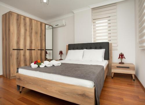 um quarto com uma cama grande com duas toalhas em Bengisu suite apart em Trabzon